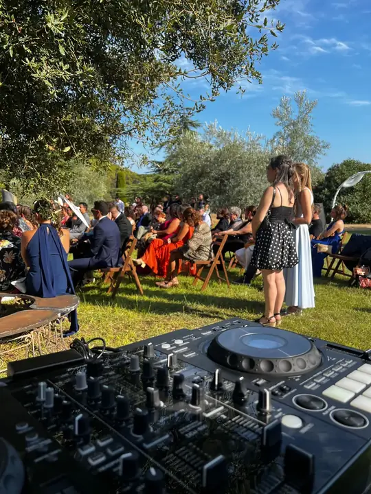 Ceremonia de boda al aire libre en una finca del Baix Empordà, con el DJ en la mesa de mezclas