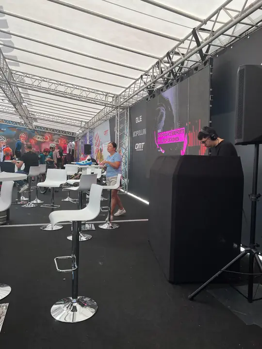 Cabina de DJ y equipo de sonido en un evento corporativo