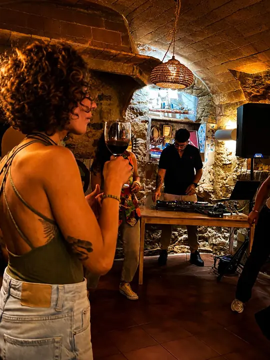 DJ animando una fiesta privada en un local con paredes de piedra