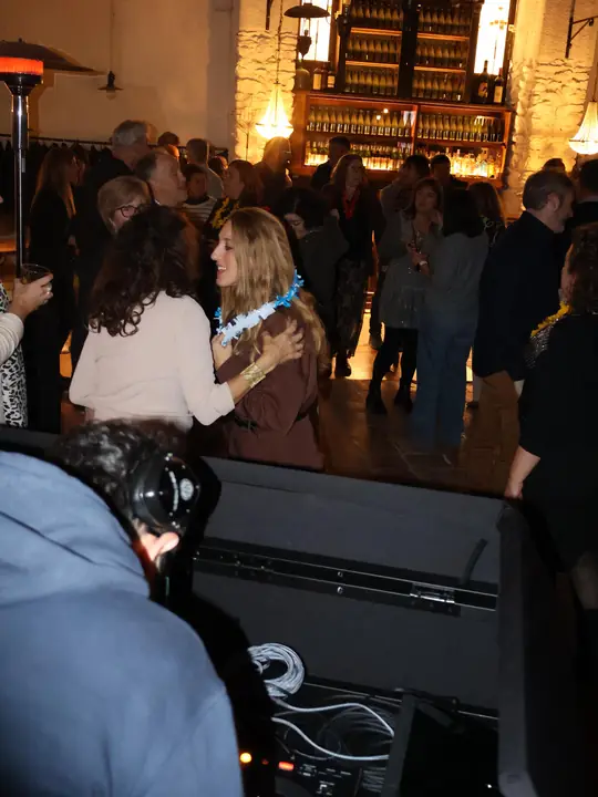 Invitados bailando en una fiesta privada en un local ambientado