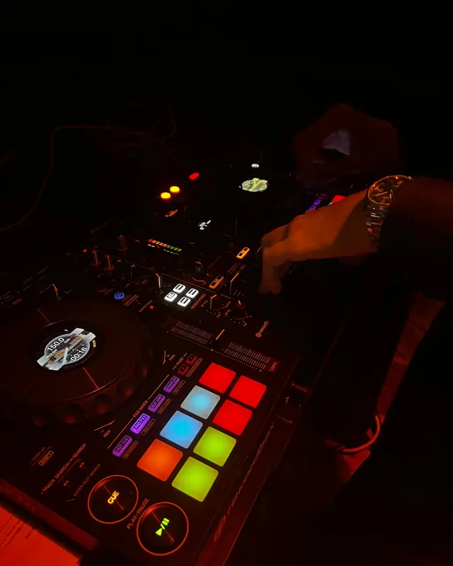 Detalle de la controladora de DJ con los pads iluminados